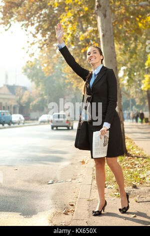 Business woman hageln Taxi in der Stadt Stockfoto