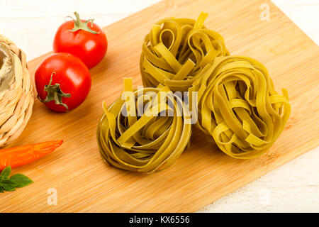 Rohe Fettucine Nudeln bereit für bowling Stockfoto