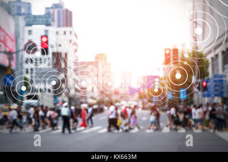 Big Data, Internet der Dinge, Internet der Dinge jedes wo, Rundumleuchte und smart City Technology Konzept. Neuronale Netze verbinden Signal Grafik und Unschärfe Gruppe von p Stockfoto