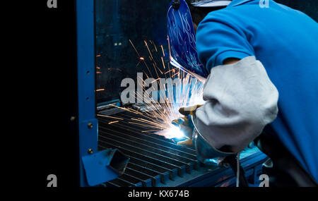 Arbeitnehmer bau Handwerker mit Schutzmaske schweißen Metall argon Stahl Teil durch manuelle. Stockfoto