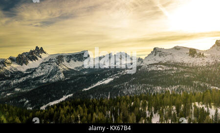 Panoramablick auf das Bild von einem Sonnenuntergang über der Croda im Winter, Cortina d'Ampezzo, Italien Stockfoto