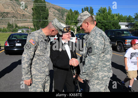 U.S. Army National Guard Personal täglichen Pflichten und Leben. Arbeit, Ausbildung, Hilfe, Unterstützung, Menschen, Katastrophenhilfe, Bau, Familie, Freunde, Geschichte, Beerdigung, Erinnerung, Award, verlassen, Bereitstellung, Homecoming, willkommen, auf Wiedersehen, Event, Feiern, Spaß, Sport, Fitness, Lehren und Lernen. Soldaten, Matrosen, Flieger, Militär, Soldaten, Service, Pflicht. Stockfoto