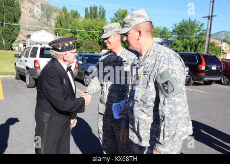 U.S. Army National Guard Personal täglichen Pflichten und Leben. Arbeit, Ausbildung, Hilfe, Unterstützung, Menschen, Katastrophenhilfe, Bau, Familie, Freunde, Geschichte, Beerdigung, Erinnerung, Award, verlassen, Bereitstellung, Homecoming, willkommen, auf Wiedersehen, Event, Feiern, Spaß, Sport, Fitness, Lehren und Lernen. Soldaten, Matrosen, Flieger, Militär, Soldaten, Service, Pflicht. Stockfoto