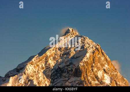 Panorama des Monte Antelao Peak bei starkem Wind bei Sonnenuntergang, Cortina d'Ampezzo, Italien Stockfoto