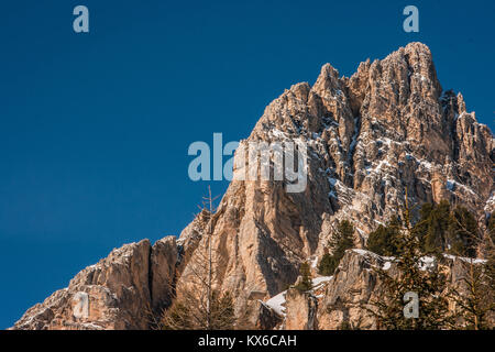 Malerische Bild der Tofana di Rozes über einen blauen Himmel im Winter, Cortina d'Ampezzo, Italien Stockfoto
