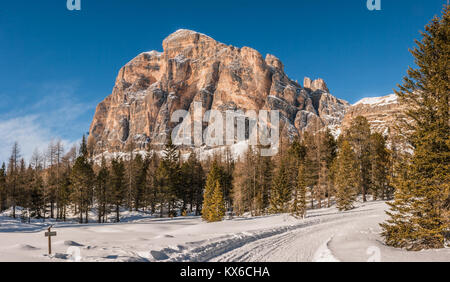 Malerische Bild der Tofana di Rozes über einen blauen Himmel im Winter, Cortina d'Ampezzo, Italien Stockfoto