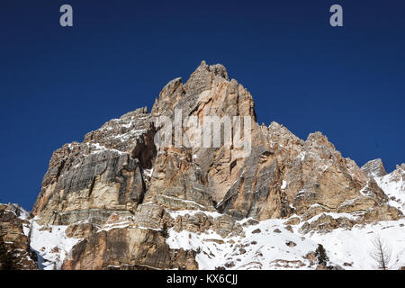 Malerische Bild der Tofana di Rozes über einen blauen Himmel im Winter, Cortina d'Ampezzo, Italien Stockfoto