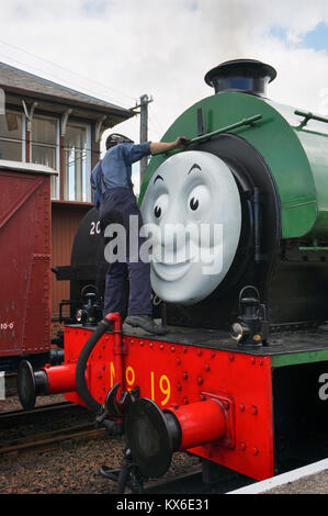 Die Eisenbahner auf einem grünen Dampfmaschine als Teil eines Thomas und Freunde zeigen in Bo'ness, Schottland Stockfoto