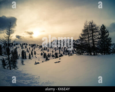 Panoramabild der Sonnenuntergang am Monte Cristallo nach einem Schneefall, Cortina d'Ampezzo, Italien Stockfoto