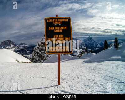 Warnung ist das Zeichen olo Pro sciatori esperti' (nur für Fortgeschrittene) auf eine Skipiste, Cortina d'Ampezzo, Italien Stockfoto