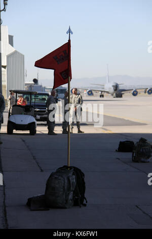 Die rund 150 Soldaten des Utah National Guard 624th Engineer Company, 204 Manöver Verbesserung Brigade, Utah auf der ersten Etappe ihrer 12-monatigen Einsatz in Afghanistan ab 13. Juni von der Utah Air National Guard Base in Salt Lake City. Die Mission der 624Th wird die vertikale Bauweise (der Aufbau von Strukturen und Gebäude) der US Central Command Bereich der Operationen zur Unterstützung der Operation Enduring Freedom. Stockfoto