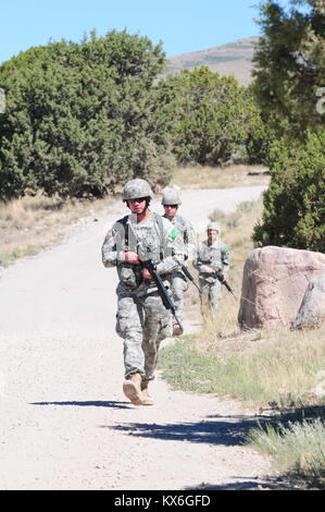 Soldaten der Task Force von Panther 2 Bataillon zurück in die Vorwärts-Operating Base auf Lager Williams, Utah zugeordnet, nach einem Training Mission während der Panther Streik 2012, Juni 20. Panther Streik ist eine jährliche militärische Intelligenz konzipiert kollektive Schulung und Bewertung der Aufklärung aus dem Team der Feuerwehr - Business-intelligence-Personal in einer Bereitstellung-basierten Szenario. (U.S. Armee Foto von Sgt. 1. Klasse Brock Jones, 128 MPAD) Stockfoto