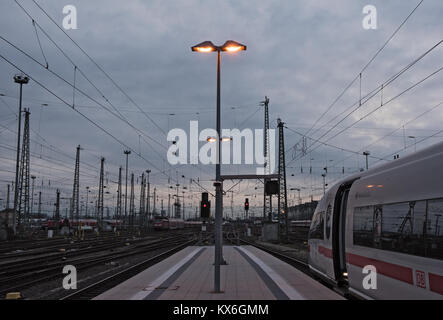 DB Bahn bei Sonnenuntergang wartet am Frankfurter Hauptbahnhof für die Abfahrt, Deutschland Stockfoto