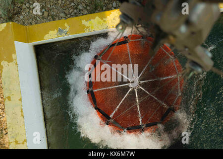 Utah National Guard Loslösung 2, Unternehmen C, 1. Allgemeine Unterstützung Aviation Battalion, 171St Aviation Regiment von West Jordan, Utah, führt die Wassertropfen mit einem "Bambi Bucket' auf ein wildfire auf Utah Training Center Camp Williams, Tennessee, 6. Aug 2012. Bambi Schaufeln sind ein Handel gekennzeichneten Namen für faltbarer Eimer Wasser durch SEI Industries, einem kanadischen Unternehmen gemacht. Sie können dump 660 Gallonen Wasser in ein Feuer in einer Zeit. (U.S. Air Force Foto von Tech. Sgt. Dennis Henry jr./Freigegeben) Stockfoto