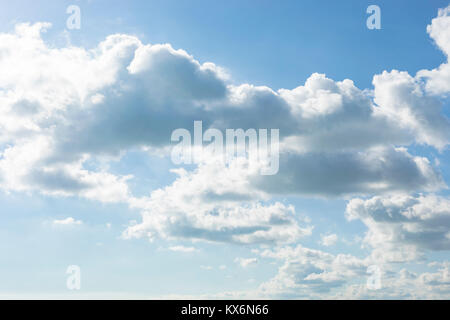 Verträumt flauschigen weissen Wolken am blauen Himmel Hintergrund Stockfoto