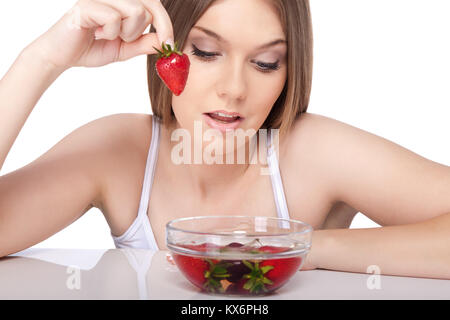 Junge Frau mit Schale Erdbeeren, auf weißem Hintergrund Stockfoto