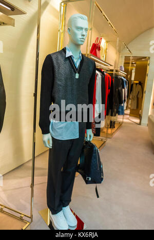 Monaco, Monte Carlo, Les Pavillions, luxuriöse Geschäfte, Einkaufszentrum, LVMH, Louis Vuitton Store, Mannequins mode kleidung, Designer Label Stockfoto