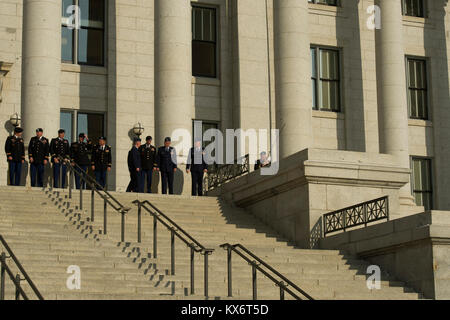 Utah Gouverneur Gary R. Herbert an der Utah State Capitol Building in Salt Lake City, Utah, dem 7. Januar 2013 eröffnet. Herbert begann seine erste volle Amtszeit mit seiner Einweihungsfeier mit einem 19-gun Salute und Überführung von der Pennsylvania National Guard, Auftritte von dem Mormon Tabernacle Choir, die Stimme Kinderchor und der Utah National Guard 23 Army Band. Herbert begann seine Ausführungen mit dem Dank an die engagierten Soldaten, die Männer und Frauen unserer Utah Armee und Air National Guard für Ihren Service, nicht nur an diesem Tag, aber für den Service und die Opfer, die Sie für uns alle singen Stockfoto