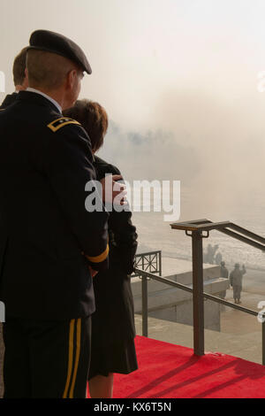 Utah Gouverneur Gary R. Herbert an der Utah State Capitol Building in Salt Lake City, Utah, dem 7. Januar 2013 eröffnet. Herbert begann seine erste volle Amtszeit mit seiner Einweihungsfeier mit einem 19-gun Salute und Überführung von der Pennsylvania National Guard, Auftritte von dem Mormon Tabernacle Choir, die Stimme Kinderchor und der Utah National Guard 23 Army Band. Herbert begann seine Ausführungen mit dem Dank an die engagierten Soldaten, die Männer und Frauen unserer Utah Armee und Air National Guard für Ihren Service, nicht nur an diesem Tag, aber für den Service und die Opfer, die Sie für uns alle singen Stockfoto