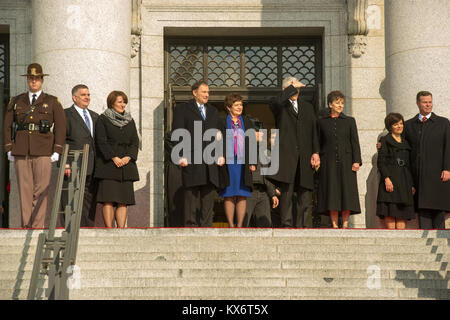 Utah Gouverneur Gary R. Herbert an der Utah State Capitol Building in Salt Lake City, Utah, dem 7. Januar 2013 eröffnet. Herbert begann seine erste volle Amtszeit mit seiner Einweihungsfeier mit einem 19-gun Salute und Überführung von der Pennsylvania National Guard, Auftritte von dem Mormon Tabernacle Choir, die Stimme Kinderchor und der Utah National Guard 23 Army Band. Herbert begann seine Ausführungen mit dem Dank an die engagierten Soldaten, die Männer und Frauen unserer Utah Armee und Air National Guard für Ihren Service, nicht nur an diesem Tag, aber für den Service und die Opfer, die Sie für uns alle singen Stockfoto