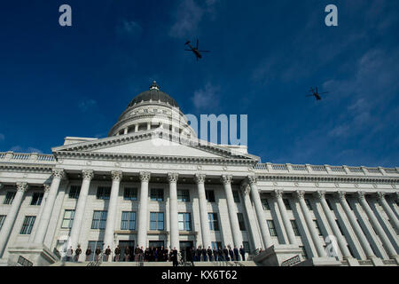 Utah Gouverneur Gary R. Herbert an der Utah State Capitol Building in Salt Lake City, Utah, dem 7. Januar 2013 eröffnet. Herbert begann seine erste volle Amtszeit mit seiner Einweihungsfeier mit einem 19-gun Salute und Überführung von der Pennsylvania National Guard, Auftritte von dem Mormon Tabernacle Choir, die Stimme Kinderchor und der Utah National Guard 23 Army Band. Herbert begann seine Ausführungen mit dem Dank an die engagierten Soldaten, die Männer und Frauen unserer Utah Armee und Air National Guard für Ihren Service, nicht nur an diesem Tag, aber für den Service und die Opfer, die Sie für uns alle singen Stockfoto