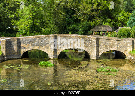 Brücke über den Fluss Coln, Bibury, eine Gemeinde in Gloucestershire, England. Stockfoto