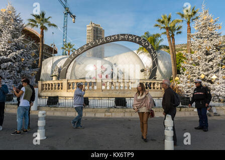 Monaco, Monte Carlo, Les Pavillions, Luxusgeschäfte, Einkaufszentrum, chinesische Touristen auf der Straße, Shopping Tourismus Mode, Straßenszene Stockfoto