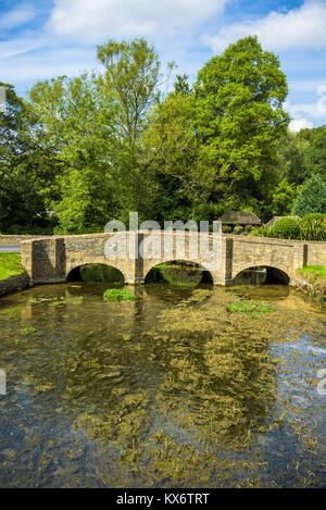 Brücke über den Fluss Coln, Bibury, eine Gemeinde in Gloucestershire, England. Stockfoto