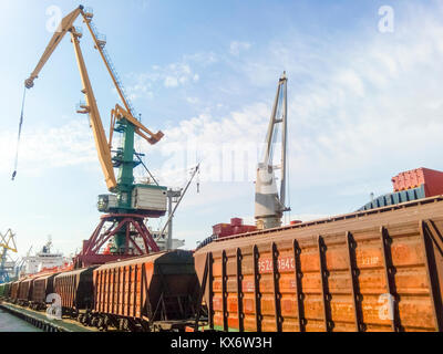 Noworossijsk, Russland - 20. August 2017: Güterbahn Autos in den Industriehafen. Wagen Trichter Stockfoto
