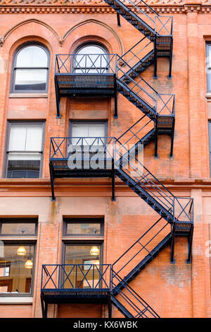 Die gooderham Gebäude, Flatiron Building, in der Innenstadt von Toronto, Detail der Fassade Feuerleiter Treppen, Front Street, Ontario, Kanada. Stockfoto