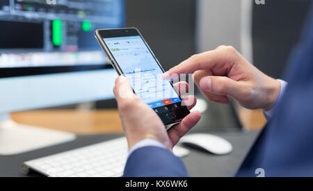 Nahaufnahme der Geschäftsmann mit mobilen Smartphone. Stockfoto