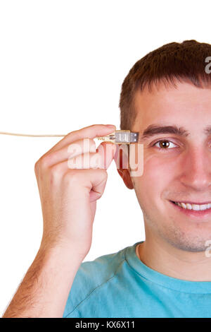 Junger Mann mit Kabel an den Kopf verbunden, isoliert auf weißem Stockfoto