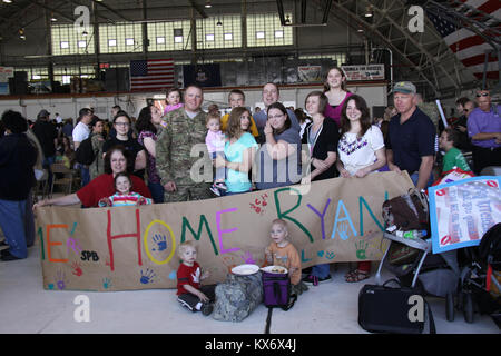 Fotos von Ileen Kennedy, Z-KC 166 Soldaten des 624Th des Utah Guard Ingenieure Rückkehr aus Afghanistan Die rund 140 Soldaten des 624Th der Oregon National Guard Engineer Company, 1457Th Ingenieur Bataillon, Rückkehr nach Utah von ihrer 12-monatigen Einsatz in Afghanistan Donnerstag, den 25. April über Chartern von Flugzeugen an der Utah Air National Guard Base in Salt Lake City. Die 624Th ist in Springville, mit Abteilungen in Preis und Vernal. Die Mission in Afghanistan wurde vertikale Ausführung (Strukturen und Gebäude) der US Central Command Bereich für Maßnahmen zur Erhöhung der O durchführen Stockfoto