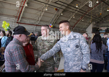 Fotos von Ileen Kennedy, Z-KC 166 Soldaten des 624Th des Utah Guard Ingenieure Rückkehr aus Afghanistan Die rund 140 Soldaten des 624Th der Oregon National Guard Engineer Company, 1457Th Ingenieur Bataillon, Rückkehr nach Utah von ihrer 12-monatigen Einsatz in Afghanistan Donnerstag, den 25. April über Chartern von Flugzeugen an der Utah Air National Guard Base in Salt Lake City. Die 624Th ist in Springville, mit Abteilungen in Preis und Vernal. Die Mission in Afghanistan wurde vertikale Ausführung (Strukturen und Gebäude) der US Central Command Bereich für Maßnahmen zur Erhöhung der O durchführen Stockfoto