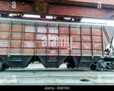 Noworossijsk, Russland - 20. August 2017: Güterbahn Autos in den Industriehafen. Wagen Trichter Stockfoto