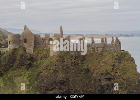 Die Ruinen von einer Klippe schloss, Dunluce Castle an der Causeway Coast, County Antrim Nordirland. Stockfoto