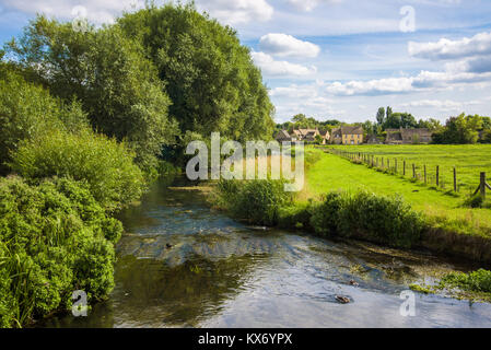 Die Mühle Teich auf einem zum Teil bewölkten Sommertag. Fairford, Gloucestershire, England. Stockfoto