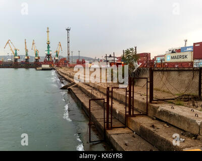 Noworossijsk, Russland - 20. August 2017: Damm in der Nähe des industriellen Hafen Kräne Stockfoto