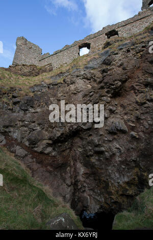 Die Ruinen von einer Klippe schloss, Dunluce Castle an der Causeway Coast, County Antrim, Nordirland, Stockfoto