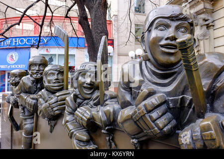 Close-up von unserem Spiel, Bronze Skulptur des kanadischen Künstlers Edie Parker, vor Toronto Hockey Hall of Fame Museum, Toronto, Ontario, Kanada. Stockfoto