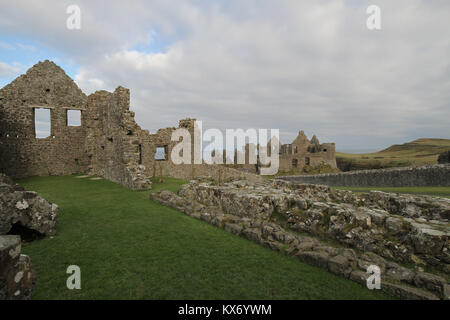 Mittelalterliche Ruinen von Dunluce Castle an der Nordküste von Nordirland. Die Burg war der Standort für Haus der Grayjoy im Spiel der Throne. Stockfoto