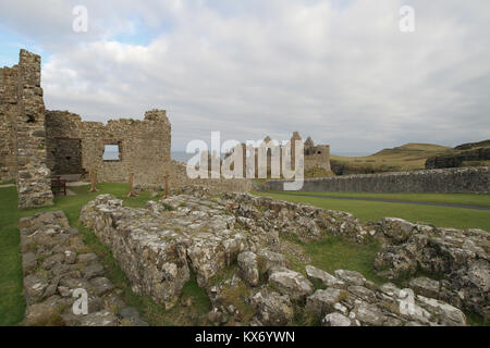 Mittelalterliche Ruinen von Dunluce Castle an der Nordküste von Nordirland. Die Burg war der Standort für Haus der Grayjoy im Spiel der Throne. Stockfoto