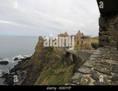 Mittelalterliche Ruinen von Dunluce Castle an der Nordküste von Nordirland. Die Burg war der Standort für Haus der Grayjoy im Spiel der Throne. Stockfoto