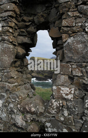 Blick vom Schloss in Nordirland - Suche entlang der Causeway Coast von den Ruinen von Dunluce Castle, County Antrim, Nordirland. Stockfoto