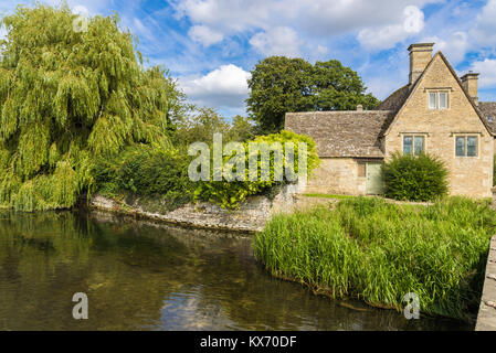 Die Mühle Teich auf einem zum Teil bewölkten Sommertag. Fairford, Gloucestershire, England. Stockfoto