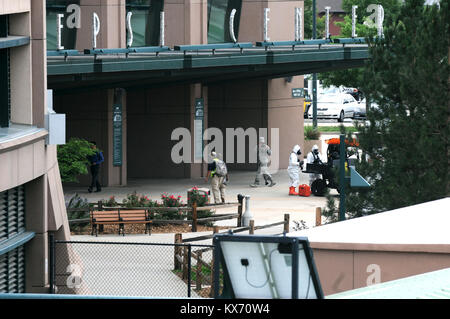 Zwei Mitglieder des Utah National Guard 85. Zivile Suport Team bereiten die Pepsi Center in Denver, Colorado. Der 85 CST gesucht das Pepsi Center für mögliche chemische Kontamination während dieser Teil der 2013 wachsam Guard Übung. Wachsam Guard ist ein Szenario, mit dem zivilen Emergency Response Teams und der zivilen Behörden zu koordinieren mit der National Guard Personal und ihre unterstützende Ressourcen Katastrophen besser zu mildern. Stockfoto