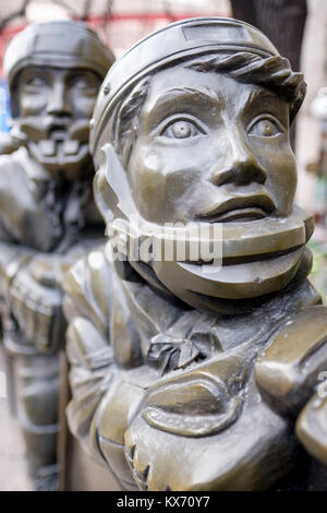 Close-up von unserem Spiel, Bronze Skulptur des kanadischen Künstlers Edie Parker, Toronto Hockey Hall of Fame Museum, Toronto, Ontario, Kanada. Stockfoto