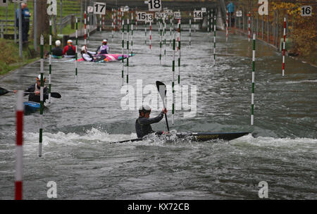 Datei - eine Datei Bild vom 09. November 2017 zeigt canoers Training auf der Jugendabteilung des Olympischen Kanu Werk in Augsburg, Deutschland. Die Anlage wurde vor 46 Jahren gebaut. Foto: Karl-Josef Hildenbrand/dpa Stockfoto