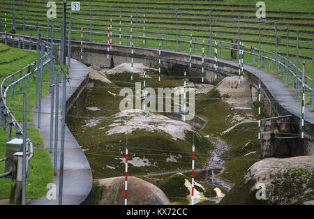 Datei - eine Datei Bild vom 09. November 2017 zeigt die chemische künstliche Canoe slalom Bereich der Olympischen Kanu Werk in Augsburg, Deutschland. Die Anlage wurde vor 46 Jahren gebaut. Foto: Karl-Josef Hildenbrand/dpa Stockfoto