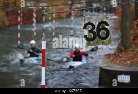 Datei - eine Datei Bild vom 09. November 2017 zeigt canoers Training auf der Jugendabteilung des Olympischen Kanu Werk in Augsburg, Deutschland. Die Anlage wurde vor 46 Jahren gebaut. Foto: Karl-Josef Hildenbrand/dpa Stockfoto